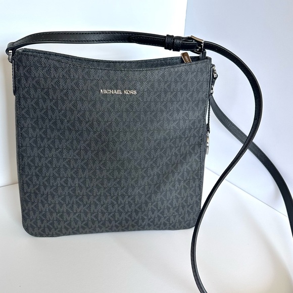 MICHAEL KORS Jet Set Travel Large LogoMessenger Bag - Picture 4 of 11